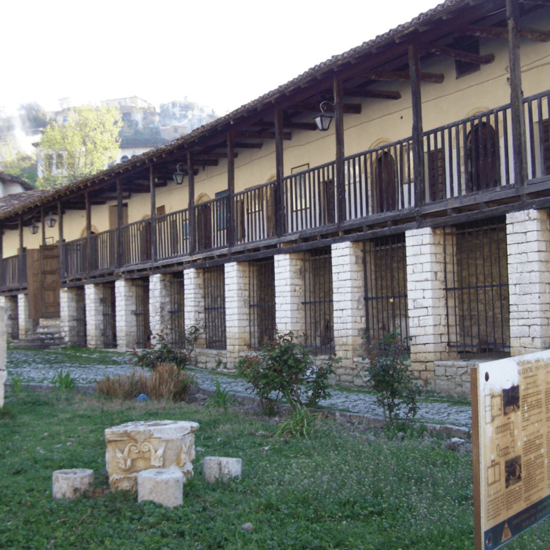 Construidas en el siglo XIX, las Residencias Derviches forman un importante complejo arquitectónico situado en la región sur de Teqeja e Helvetive dentro de Berat.teqesë së Helvetive. 